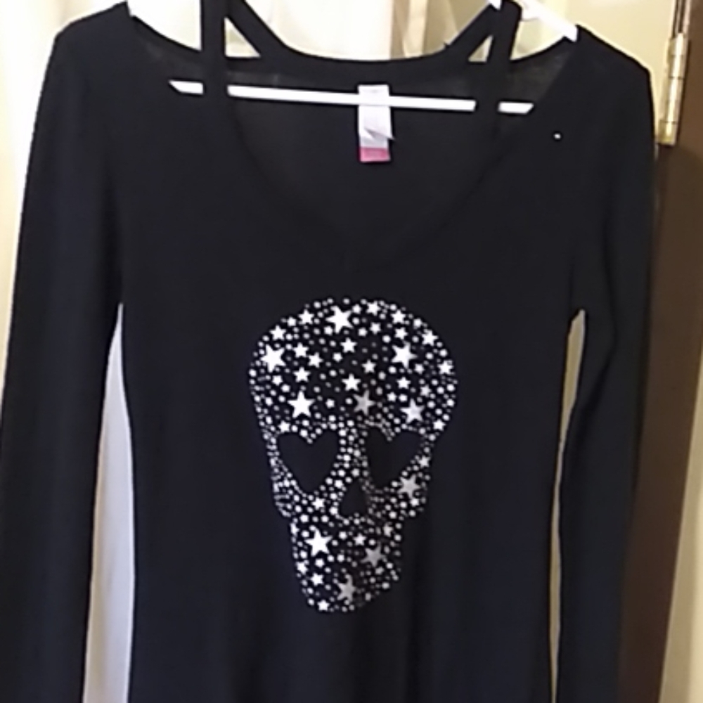 Small skeleton black shoulders out knit